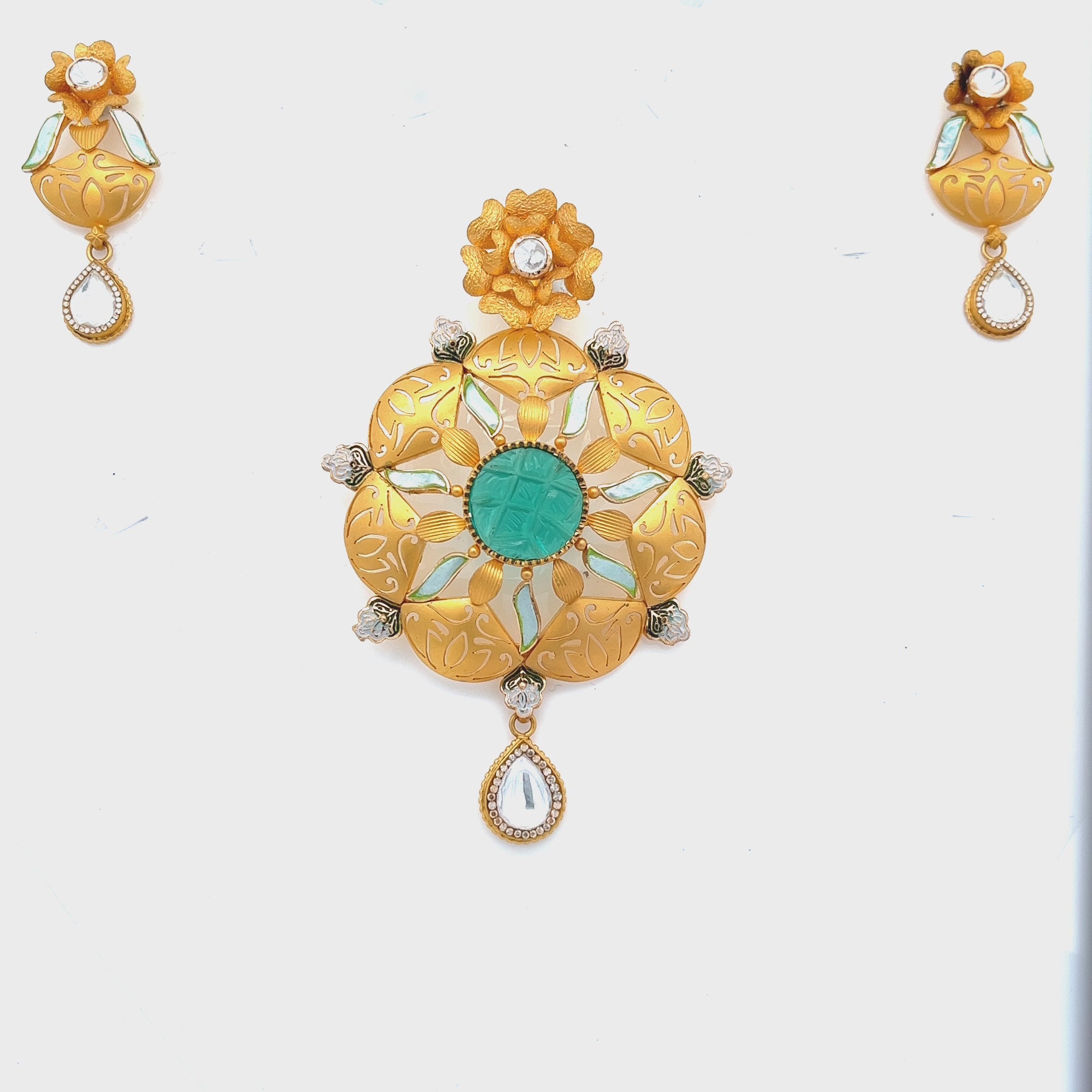 Aruna Gold Pendant Set