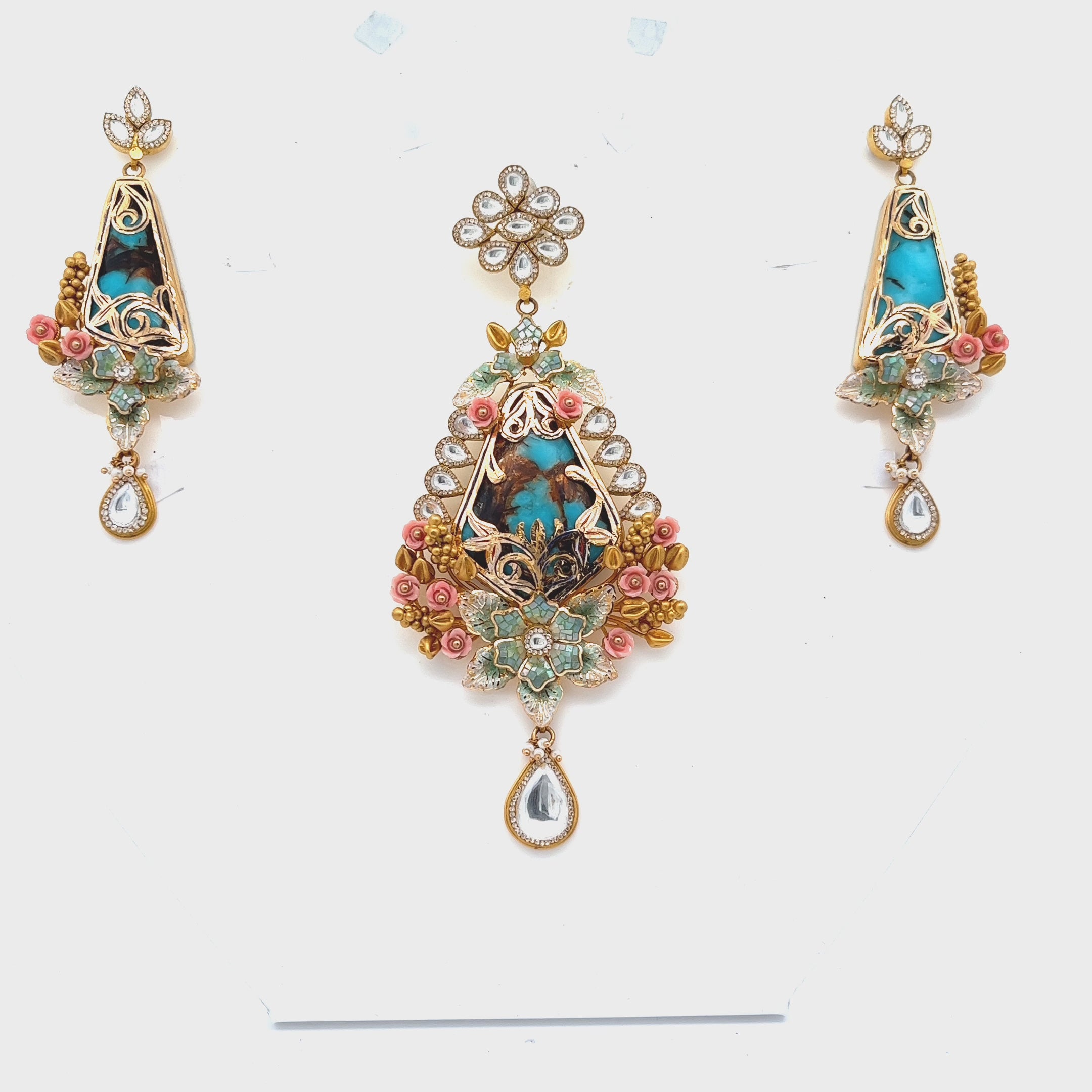 Dipa Gold Pendant Set
